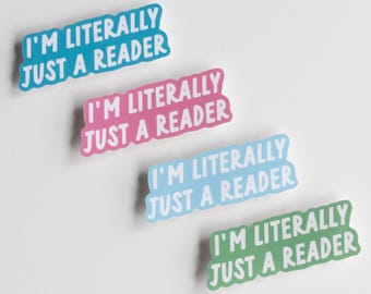Könnte beinhalten: Vier rechteckige Aufkleber mit dem Text "I'M LITERALLY JUST A READER" in Weiß, umrandet von einer dunkleren Farbe. Die Aufkleber sind in den Farbtönen Blau, Rosa, Hellblau und Grün gehalten.
