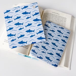 Shark Diving E-Reader Insert: Compatible with Kindle and Kobo, Bookish Accessories Bild 2