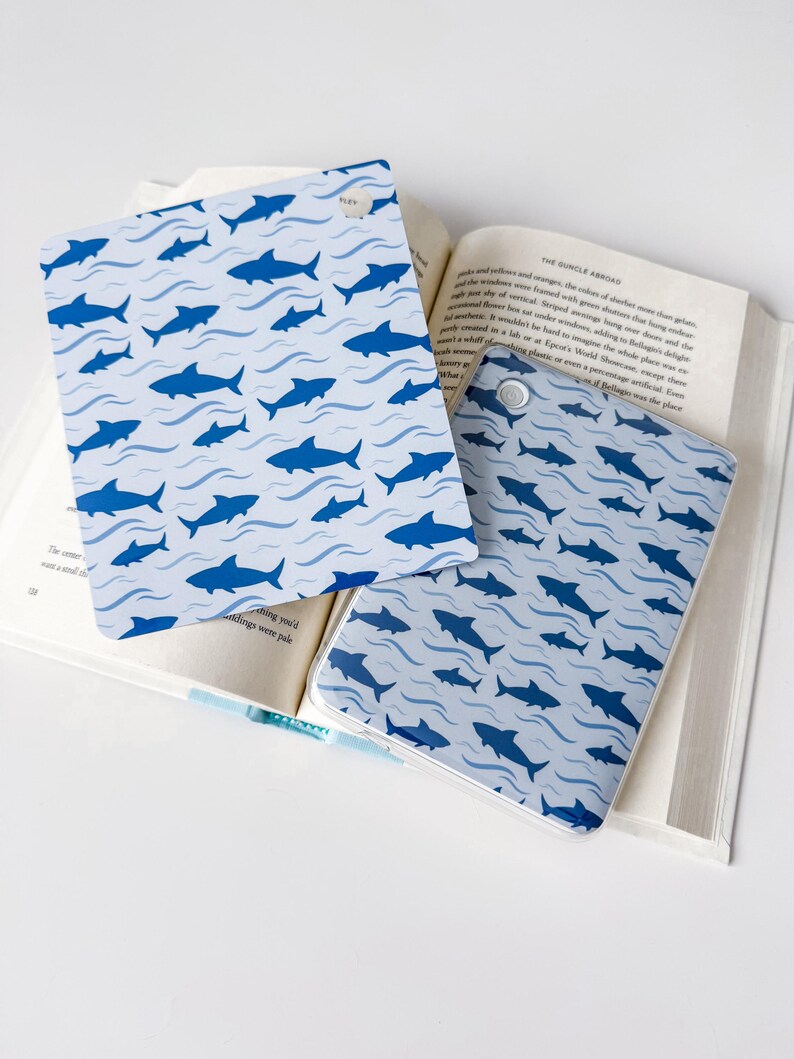 Shark Diving E-Reader Insert: Compatible with Kindle and Kobo, Bookish Accessories Bild 2
