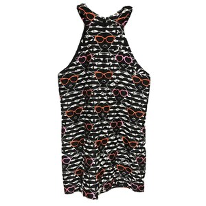 Puede incluir: Vestido negro sin mangas con un patr&oacute;n blanco y negro de caras que llevan gafas de sol y corazones. Las gafas de sol son naranjas y los corazones son rosas.