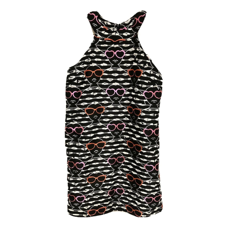 Puede incluir: Vestido negro sin mangas con un patr&oacute;n de rayas blancas y negras. El patr&oacute;n presenta un dise&ntilde;o repetido de una cara con gafas de sol de coraz&oacute;n rosa.