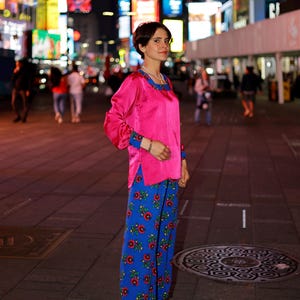 Traditionellt kurdiskt dräktsset med etniskt mönster (shalwar och t-shirt)