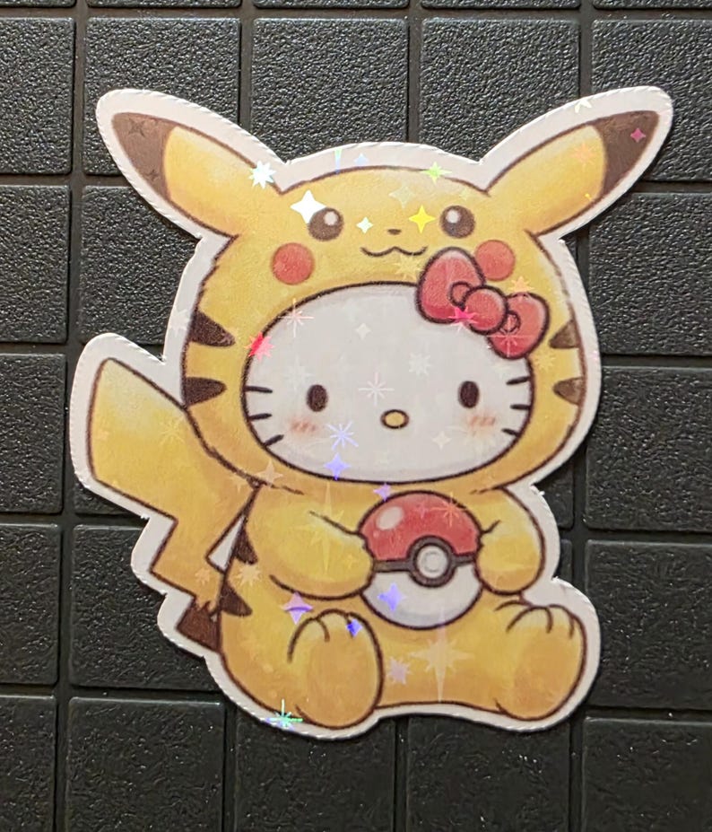 Pode incluir: Um autocolante hologr&aacute;fico com uma combina&ccedil;&atilde;o de personagens de desenhos animados. O design combina elementos de Pikachu e Hello Kitty, com as cores amarelo e castanho de Pikachu e o rosto e la&ccedil;o vermelho de Hello Kitty. A personagem segura uma Pok&eacute; Bola.