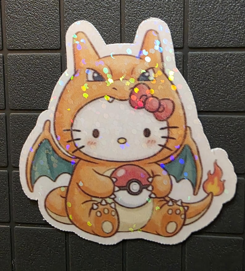 Pode incluir: Um autocolante hologr&aacute;fico com uma mistura de personagens de desenhos animados. O design combina a apar&ecirc;ncia de Hello Kitty com uma fantasia de Charizard, segurando uma Pok&eacute; Bola. O autocolante tem detalhes em laranja, vermelho e verde, com um la&ccedil;o vermelho.
