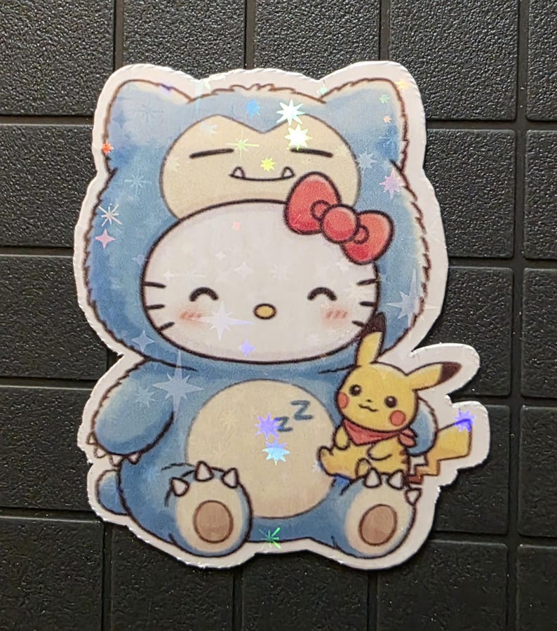 Pode incluir: Um autocolante hologr&aacute;fico com uma personagem de desenho animado vestida de Snorlax, com um la&ccedil;o vermelho. Um pequeno Pikachu tamb&eacute;m est&aacute; presente. O autocolante tem um esquema de cores azul e branco com detalhes brilhantes.
