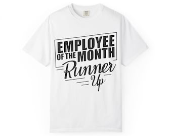 Puede incluir: Una camiseta blanca con el texto negro "EMPLOYEE OF THE MONTH Runner Up". El texto está dispuesto en un recuadro rectangular con una fuente estilizada. La camiseta tiene cuello redondo y mangas cortas.
