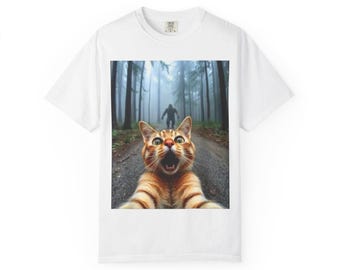 Funny Cat Bigfoot T-Shirt  Cat Selfie Running from Sasquatch Graphic Tee Hilarious Cryptid Meme Shirt for Cat Lovers Bigfoot, Yeti Cat Shirt