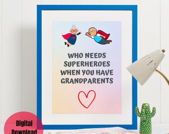Puede incluir: Una lámina enmarcada con fondo azul claro que muestra ilustraciones de una abuela y un abuelo volando como superhéroes. El texto dice: WHO NEEDS SUPERHEROES WHEN YOU HAVE GRANDPARENTS, seguido por el contorno de un corazón rojo.
