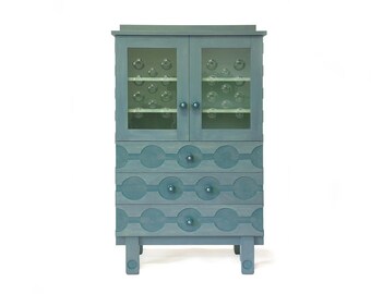 Kast met glas in de deuren