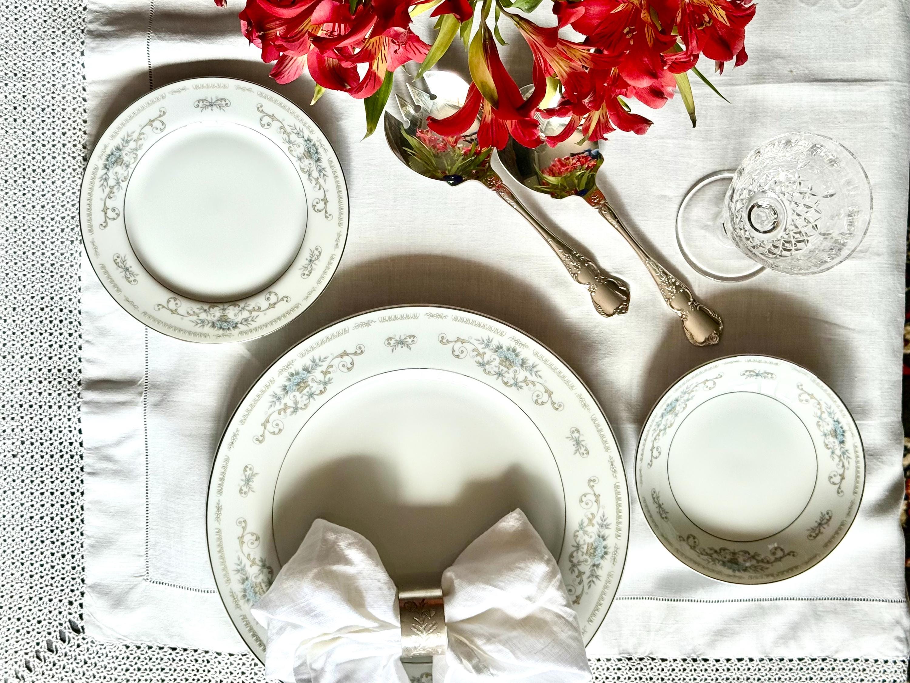 ダイアナローズスープチューリン Vintage “diane” Porcelain Dinnerware Set – Silver Scroll & Blue