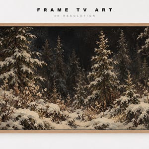 Puede incluir: Una pintura de paisaje digital mostrada en una pantalla de televisión con un marco de madera clara. La obra representa una escena de bosque denso en invierno, con altos árboles de hoja perenne cubiertos de nieve, sombras y terreno rocoso.