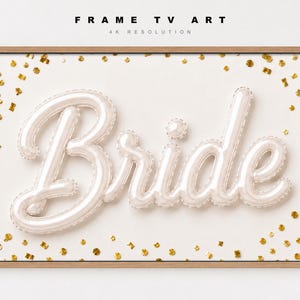Peut inclure: Un affichage d'art numérique rectangulaire pour téléviseur présentant le mot Bride en lettres style ballon blanc centré sur un fond crème avec des confettis dorés éparpillés, le tout dans un cadre en bois de couleur claire.