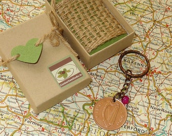 Brelok z irlandzkim groszem z 2000 r. – prezent na 26. urodziny, pamiątka w postaci monety na szczęście