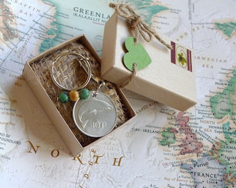 Brelok do kluczy z irlandzką monetą 10 pensów z 1974 r. z okazji 52. urodzin, z Irlandii.