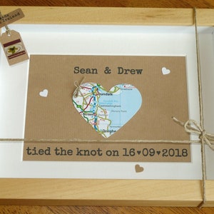 Zichzelf en haarzelf bruiloft aandenken - Love Map Heart - Ierse bruiloft - gepersonaliseerde ingelijste muurkunst - handgemaakt in Ierland