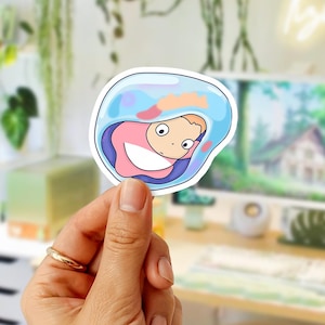 Pegatina de Ponyo de Studio Ghibli: vinilo de Ponyo kawaii pastel, adorable personaje oceánico de anime, opción de vinilo transparente esmerilado para ventana.