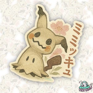K&ouml;nnte beinhalten: Ein Aufkleber mit einer Aquarellillustration eines Mimikyu-Charakters. Das Design umfasst rosa Bl&uuml;ten und japanischen Text. Das Mimikyu hat einen beigen K&ouml;rper, schwarze Augen und einen gezackten Mund. Der Aufkleber hat einen cremefarbenen Rand und die Signatur des K&uuml;nstlers.