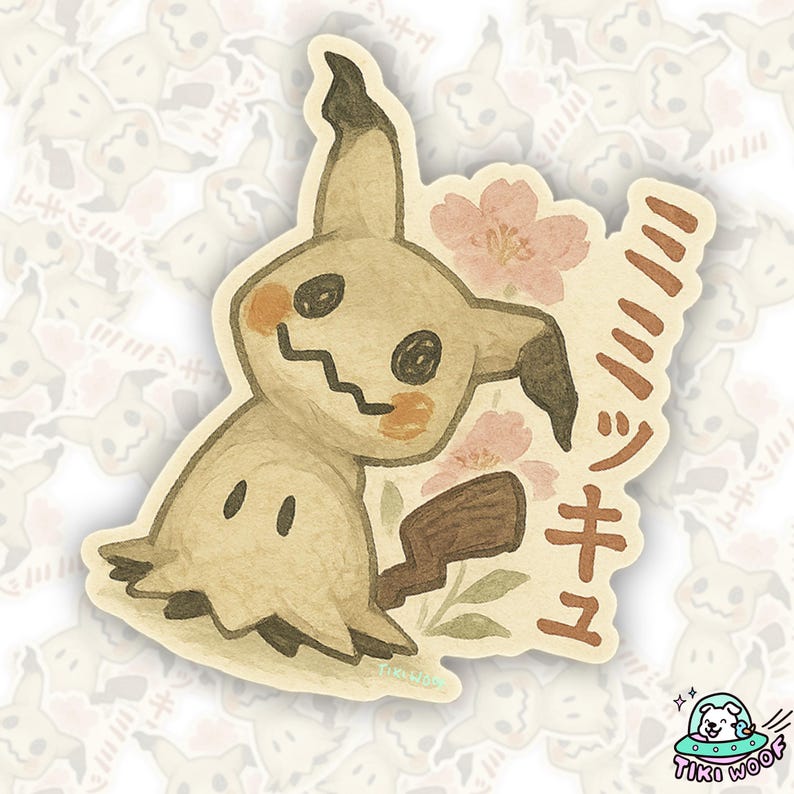 K&ouml;nnte beinhalten: Ein Aufkleber mit einer Aquarellillustration eines Mimikyu-Charakters. Das Design umfasst rosa Bl&uuml;ten und japanischen Text. Das Mimikyu hat einen beigen K&ouml;rper, schwarze Augen und einen gezackten Mund. Der Aufkleber hat einen cremefarbenen Rand und die Signatur des K&uuml;nstlers.