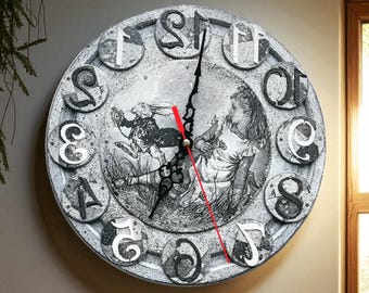 Zegar z Alicją w Krainie Czarów: Drewniana dekoracja ścienna z odwróconym ruchem wskazówek zegara