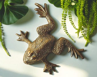 Vintage Brass Frog Figurine: Whimsical Home Decor, Animal Paperweight