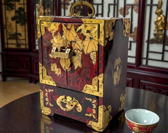 Caixa de joias vintage chinesa laqueada com detalhes em latão e madrepérola.