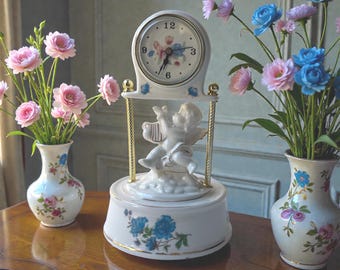 Vintage porslinsklocka med kerub och speldosa – barock blommig mantelklocka