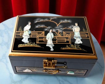 Caixa de joias vintage em estilo Chinoiserie: laca preta, incrustações de madrepérola, fechadura e chave funcionais.