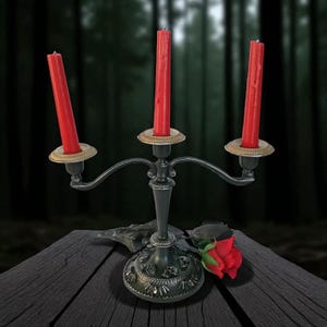 Vintage gotische kandelaar: verzilverde schedels en vleermuizen - donker Victoriaans decor