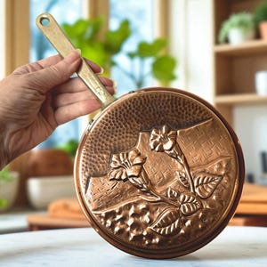 Molde vintage de cobre martillado para pasteles con asa de latón: decoración de cocina atemporal