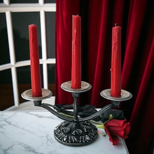 Vintage gotische kandelaar: verzilverde schedels en vleermuizen - donker Victoriaans decor