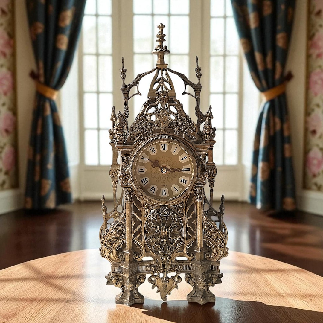 * antique flame ୨୧* オーバル型 かわいいアンティークフレーム Gothic Gilded Bronze Mantel Clock: Antique Roman Numeral Timepiece