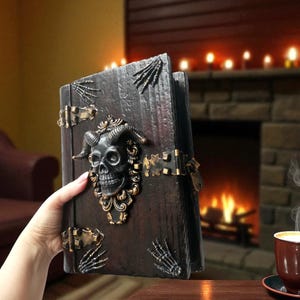Cofre del tesoro de madera negra con forro de terciopelo con calavera gótica