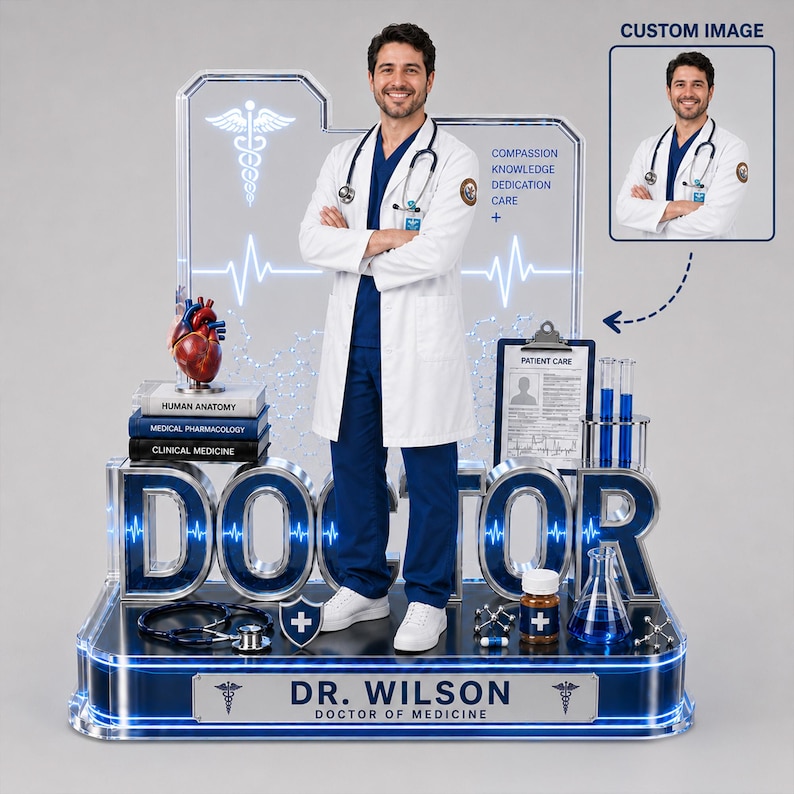 Puede incluir: Un m&eacute;dico con bata blanca y pantal&oacute;n azul se encuentra frente a una pantalla con la palabra "DOCTOR" en letras grandes. La pantalla incluye equipo m&eacute;dico, libros y el texto "DR. WILSON DOCTOR OF MEDICINE".