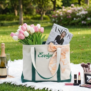 Puede incluir: Un juego de tres tazas de cerámica con un acabado mate moteado. Las tazas son de color crema, gris claro y gris oscuro. Cada taza tiene un diseño simple y minimalista.