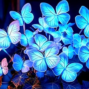 Puede incluir: Un grupo de mariposas azules vibrantes con delicados patrones en las alas. Las mariposas están dispuestas entre follaje azul oscuro, creando un contraste llamativo. Algunas alas tienen un toque de rosa. La imagen tiene una calidad artística suave.
