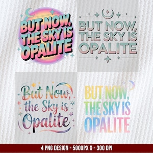 Könnte beinhalten: Vier digitale Designs mit dem Text "But Now, The Sky Is Opalite" in verschiedenen farbenfrohen Schriftarten und Stilen. Jedes Design enthält Sterne, Monde und ein Regenbogenfarbschema. Der untere Teil des Bildes lautet "4 PNG DESIGN - 5000PX X - 300 DPI".