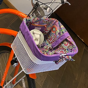 Fioletowa wyściółka do koszyka rowerowego z jasnego materiału w kwiaty z motylami Katie Kouture