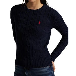 Może przedstawiać: Granatowy sweter z warkoczowym splotem, z okrągłym dekoltem i długimi rękawami. Małe czerwone logo jest wyhaftowane na lewej piersi. Sweter ma prążkowany dół i mankiety. Klasyczny i wszechstronny element garderoby.