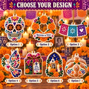 Peut inclure: Sept ornements suspendus sur le thème du Jour des Morts : un crâne en sucre, une couronne de soucis avec le texte 'Recordar es Vivir', du papel picado coloré, une colombe, un cadeau avec une étiquette tête de mort, une arche et un pain.