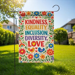 Könnte beinhalten: Eine Gartenflagge mit den Worten "KINDNESS, EQUALITY, INCLUSION, DIVERSITY, LOVE" in bunten Farben. Die Flagge ist mit Blumen, Herzen, einem Regenbogen und zwei Vögeln verziert. Sie wird auf einem schwarzen Metallständer in einem grasbewachsenen Garten gezeigt.