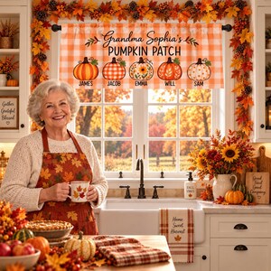 Könnte beinhalten: Eine Küchenfenster-Gardine mit orange-weißem Karomuster, bedruckt mit dem Text Grandma Sophia's PUMPKIN PATCH und fünf illustrierten Kürbissen mit den Namen James, Jacob, Emma, Will und Sam, die über einem Spülbecken hängt.