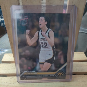Caitlin Clark 2024 Topps Bowman agora pontuação de temporada única recorde feminino da Universidade de Iowa Base Set Basquete Indiana Fever Star Player