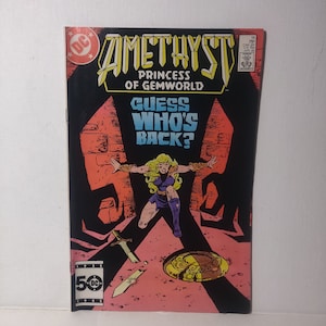 Puede incluir: Una portada de cómic con una superheroína femenina vestida con un traje morado y dorado, sosteniendo una espada y un escudo. La portada se titula "Amatista, Princesa de Gemworld" y el lema es "Adivina quién ha vuelto?"