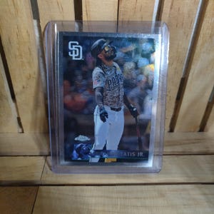 Fernando Tatis Jr 2024 Topps Chrome Base Set Couvercles Exclusive vintage Image Variation Baseball Card San Diego Padres Star Player