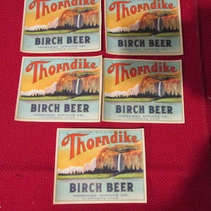 Set von 5 Antik Thorndike Springs Throndike, verwendet Ma Birke Bier Soda Flasche Etiketten Ladenhüter nie Lithographie Farbpapier