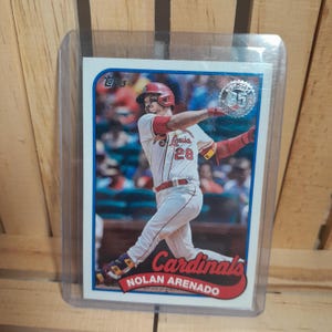 Nolan Arenado 2024 Topps Update Series 89 Design Parallel Sub Set di carte da baseball, giocatore stella dei St. Louis Cardinals