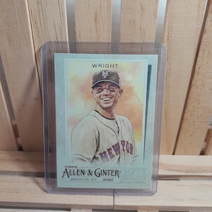 Puede incluir: Tarjeta de béisbol con un jugador sonriente con uniforme de Nueva York, dentro de una funda protectora. La tarjeta es de la serie Allen & Ginter 2020. El nombre del jugador, "WRIGHT", está impreso en la parte superior.