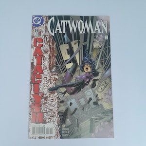 Puede incluir: Portada de cómic de Catwoman con Catwoman en una pose dinámica en medio de un paisaje urbano. La portada muestra el título "Catwoman" en letras grandes y estilizadas, con el número "56" y la palabra "CATACLYSM" en un lugar destacado. La obra de arte es vibrante con una mezcla de morado, negro y gris.