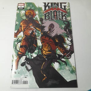 Puede incluir: Portada de cómic "King in Black" con dos figuras en acción. Una figura es naranja y negra, la otra tiene el pelo blanco y lleva una armadura negra. El título es rojo y negro, sobre un fondo verde.