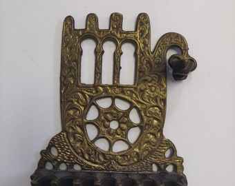 Antica Judaica Menorah Hanukkah in ottone massiccio ornato di qualità invecchiata